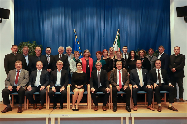 Gruppenfoto der Gemeinderatsmitglieder